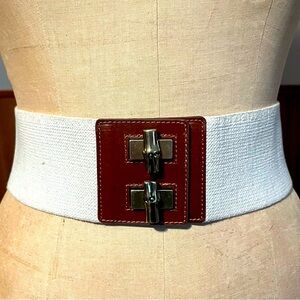 Linen Stretch with Turnlock Closure